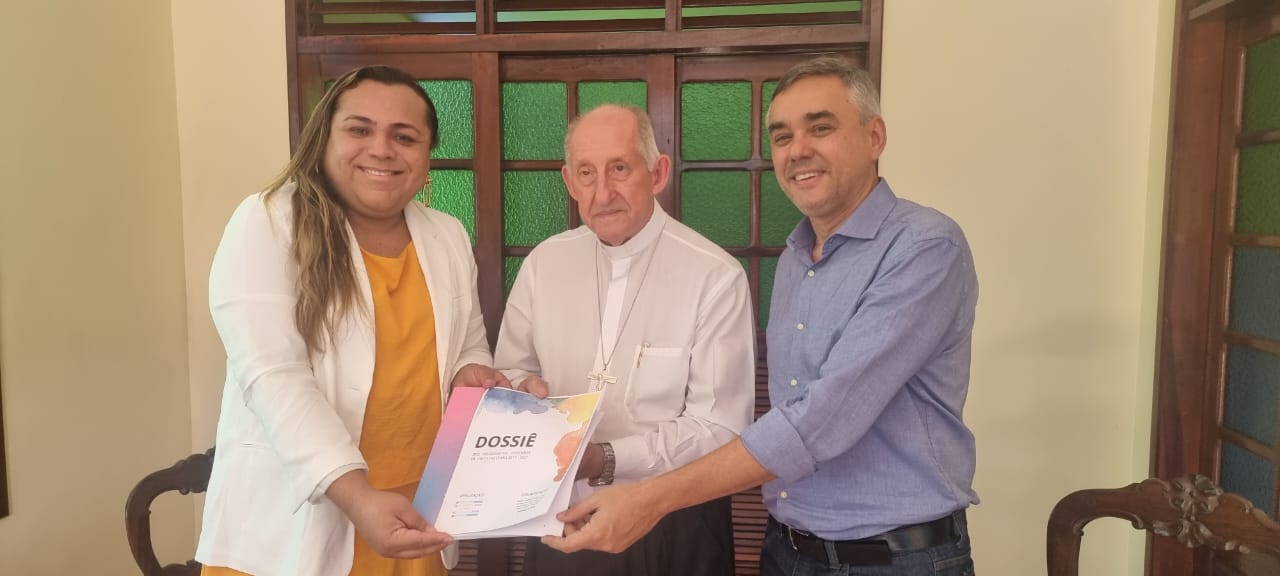 grupo de pessoas posa para a foto